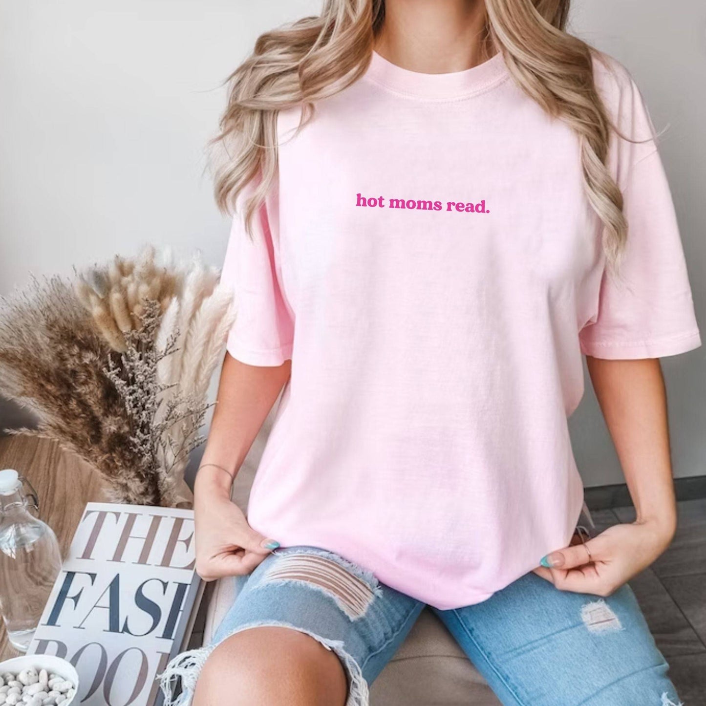 Hot Moms Read T-shirt