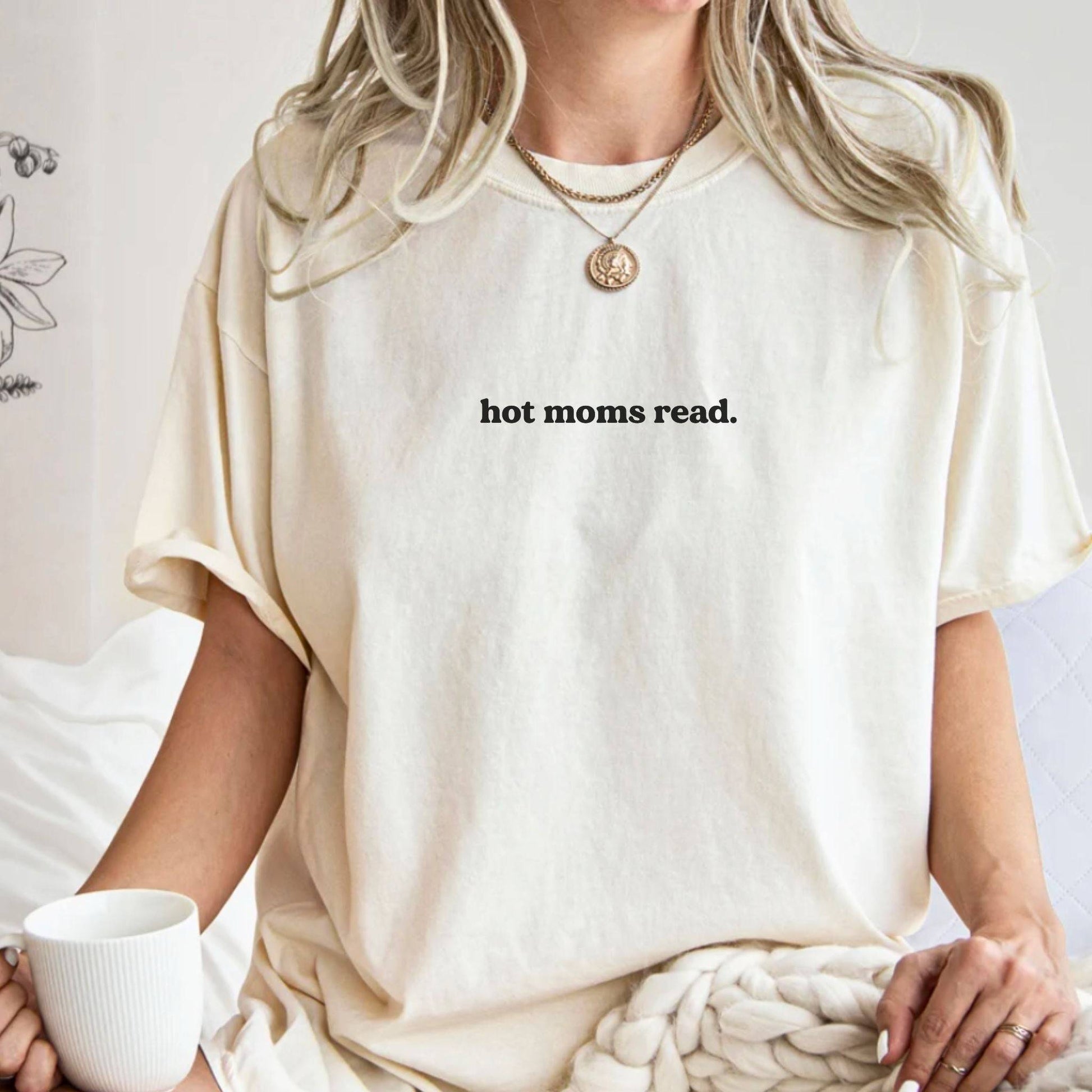 Hot Moms Read T-shirt