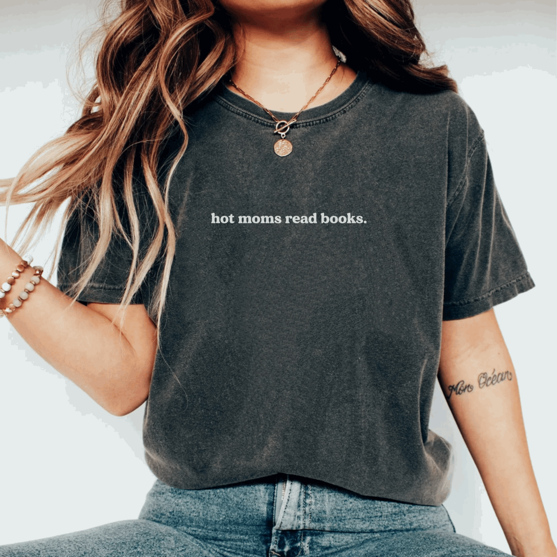 Hot Moms Read Books T-shirt