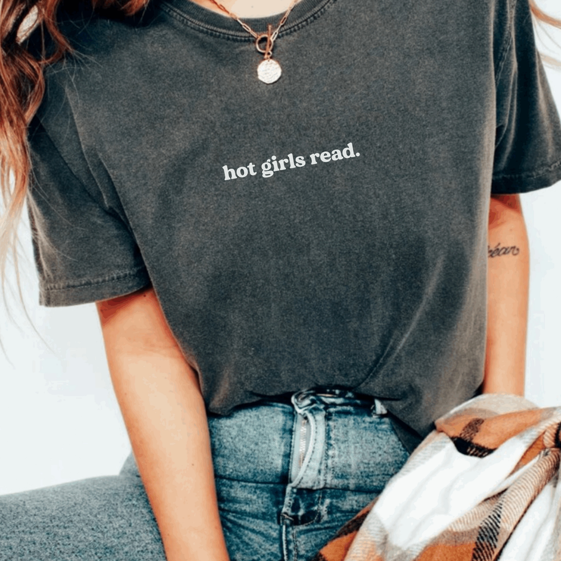 Hot Girls Read T-shirt