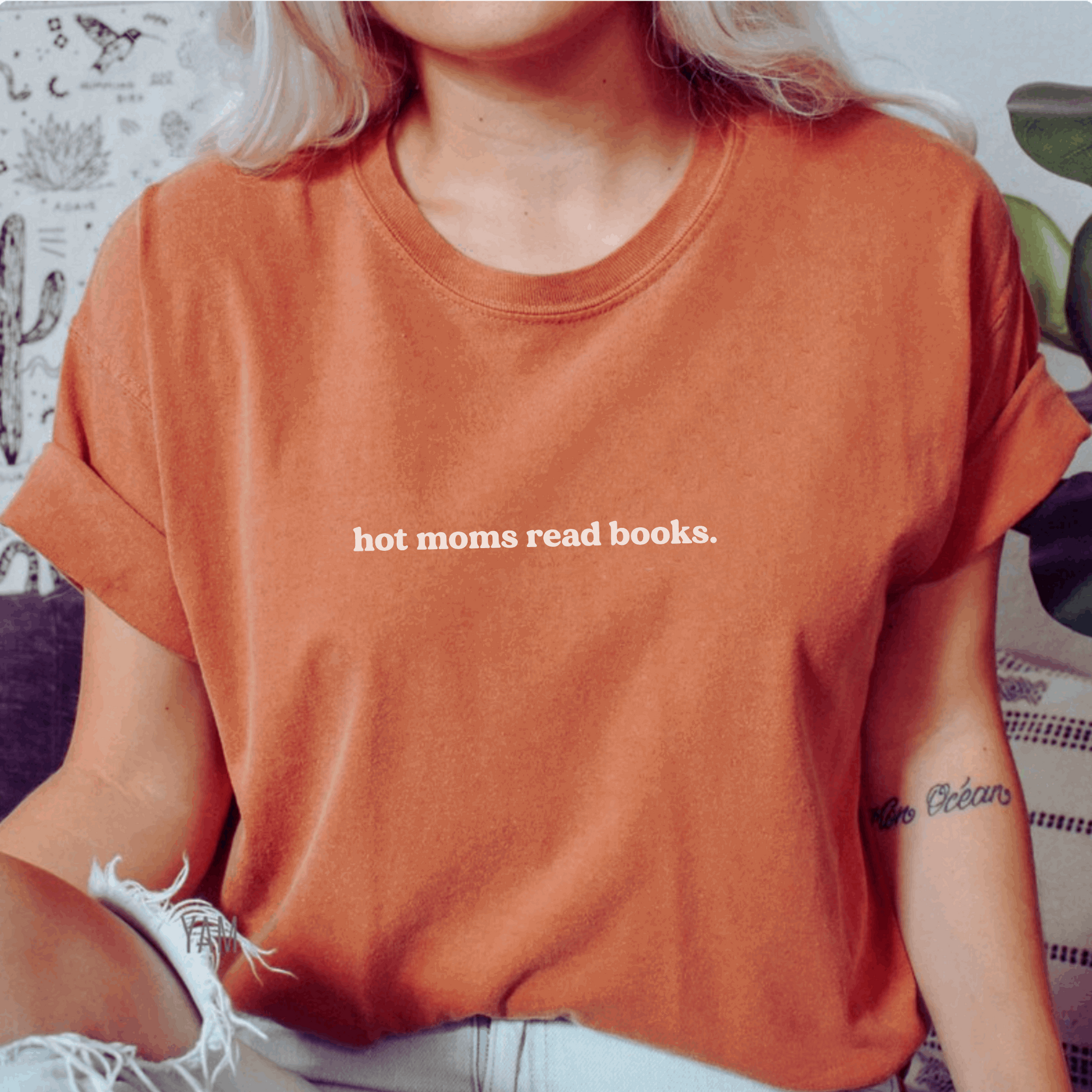 Hot Moms Read Books T-shirt